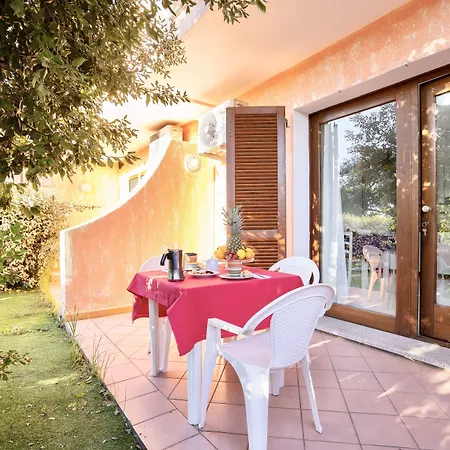 Isa-residence With Swimming-pool In Lägenhetshotell