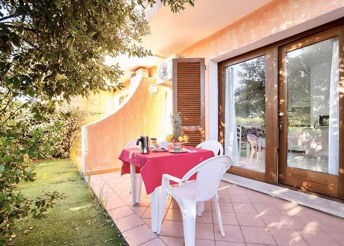Isa-residence With Swimming-pool In Apartmanhotel